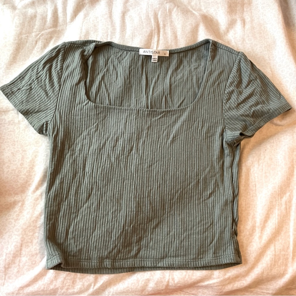 Women’s cropped square neck green short sleeve size small
